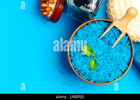 Varie spa e trattamenti di bellezza prodotti su sfondo blu Foto Stock