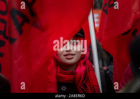 Mosca, Russia. 7 Novembre, 2019 Marzo e rally dedicata al 102º anniversario del grande ottobre rivoluzione socialista. I partecipanti durante il mese di marzo dal Strastnoy Boulevard a piazza del teatro di Mosca Foto Stock