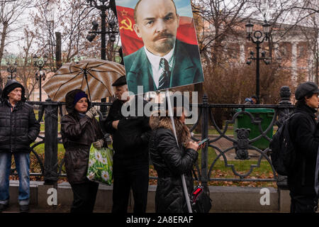 Mosca, Russia. 7 Novembre, 2019 Marzo e rally dedicata al 102º anniversario del grande ottobre rivoluzione socialista. I partecipanti durante il mese di marzo dal Strastnoy Boulevard a piazza del teatro di Mosca Foto Stock