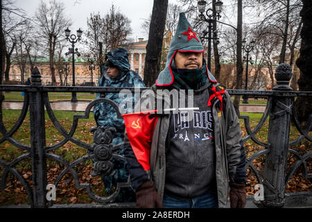 Mosca, Russia. 7 Novembre, 2019 Marzo e rally dedicata al 102º anniversario del grande ottobre rivoluzione socialista. I partecipanti durante il mese di marzo dal Strastnoy Boulevard a piazza del teatro di Mosca Foto Stock