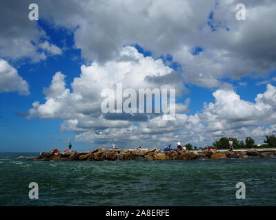 Persone di pesca e godere di attività ricreative all'aperto presso il molo nord sulla chiave di Casey, Nokomis, Florida, Stati Uniti d'America, 30 ottobre 2019, © Katharine Andriotis Foto Stock