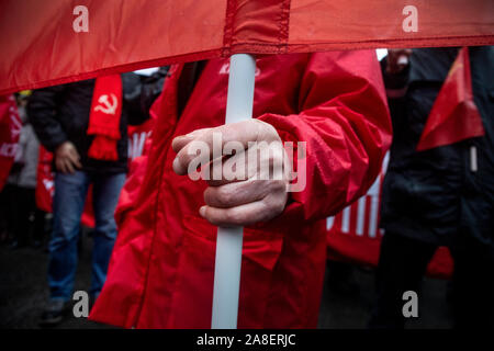 Mosca, Russia. 7 Novembre, 2019 Marzo e rally dedicata al 102º anniversario del grande ottobre rivoluzione socialista. I partecipanti durante il mese di marzo dal Strastnoy Boulevard a piazza del teatro di Mosca Foto Stock