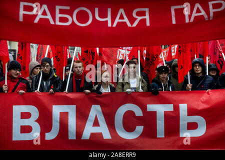 Mosca, Russia. 7 Novembre, 2019 Marzo e rally dedicata al 102º anniversario del grande ottobre rivoluzione socialista. I partecipanti durante il mese di marzo dal Strastnoy Boulevard a piazza del teatro di Mosca Foto Stock