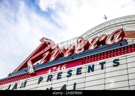 Il teatro in Riviera si trova nel Quartiere di Uptown, progettato da Rapp & Rapp nel 1917 e detiene oltre 2.500 persone. Foto Stock