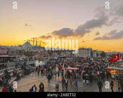 Ottobre 27, 2019. Piazza Eminonu dal tramonto, Istanbul, in Turchia. Persone appoggiano e socializzare in una piazza vicino al Ponte di Galata, storici e dello shopping Foto Stock