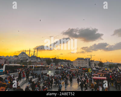 Ottobre 27, 2019. Piazza Eminonu dal tramonto, Istanbul, in Turchia. Persone appoggiano e socializzare in una piazza vicino al Ponte di Galata, storici e dello shopping Foto Stock