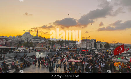 Ottobre 27, 2019. Piazza Eminonu dal tramonto, Istanbul, in Turchia. Persone appoggiano e socializzare in una piazza vicino al Ponte di Galata, storici e dello shopping Foto Stock