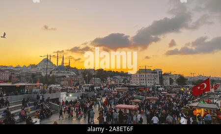 Ottobre 27, 2019. Piazza Eminonu dal tramonto, Istanbul, in Turchia. Persone appoggiano e socializzare in una piazza vicino al Ponte di Galata, storici e dello shopping Foto Stock