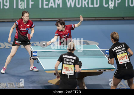 November 8, 2019, Tokyo, Giappone: (rosso) Kasumi Ishikawa e Miu Hirano del Giappone in azione contro Daniela Dodean Monteiro e Elizabeta Samara della Romania durante la donna squadre quarti di finale corrisponde all'International Table Tennis Federation () ITTF World Team Cup Tokyo 2019 presso il Tokyo Metropolitan palestra. Il Giappone sconfigge la Romania 3-0. (Credito Immagine: © Rodrigo Reyes Marin/ZUMA filo) Foto Stock