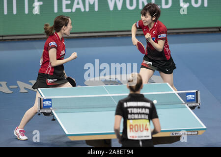 November 8, 2019, Tokyo, Giappone: (rosso) Kasumi Ishikawa e Miu Hirano del Giappone reagisce durante le donne del team quarti di finale match contro Daniela Dodean Monteiro e Elizabeta Samara di Romania presso l'International Table Tennis Federation () ITTF World Team Cup Tokyo 2019 presso il Tokyo Metropolitan palestra. Il Giappone sconfigge la Romania 3-0. (Credito Immagine: © Rodrigo Reyes Marin/ZUMA filo) Foto Stock