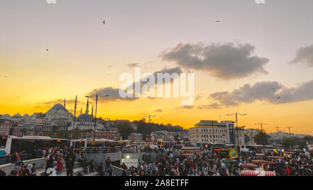 Ottobre 27, 2019. Piazza Eminonu dal tramonto, Istanbul, in Turchia. Persone appoggiano e socializzare in una piazza vicino al Ponte di Galata, storici e dello shopping Foto Stock