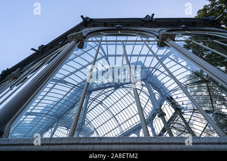 Quadrangolare geometrica cupola di vetro, vista dal basso. Art deco. Foto Stock