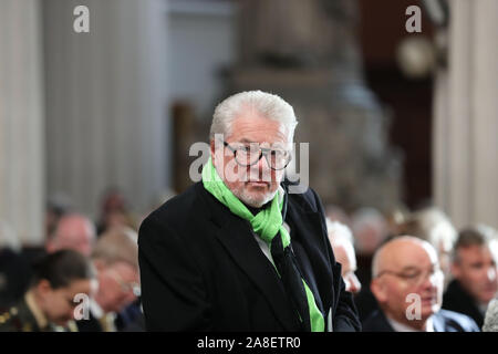 Un ospite al funerale del celebrato emittente Gay Byrne alla St. Mary's Pro-Cathedral a Dublino. Foto Stock