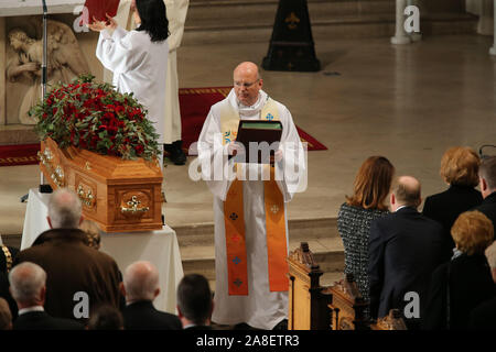 I funerali del celebrato emittente Gay Byrne alla St. Mary's Pro-Cathedral a Dublino. Foto Stock