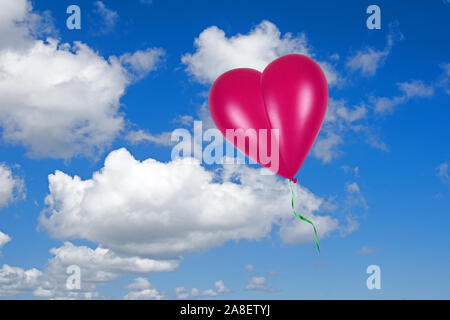 Pinkfarbener, vor Herzluftballon blauen Himmel, Herzform, Luftballon, Cumulus Wolken, Foto Stock