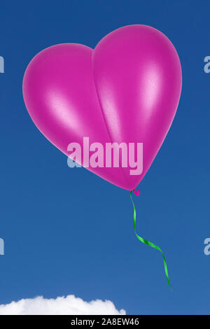 Pinkfarbener Herzluftballon vor blauen Himmel, Herzform, Luftballon, Cumulus Wolken, Foto Stock