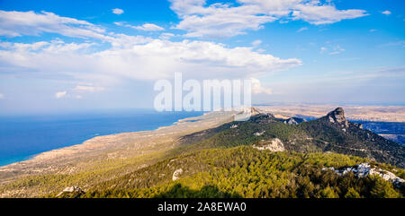 Kyrenia ridge mountains e mare vista panorama. La parte settentrionale di Cipro Foto Stock