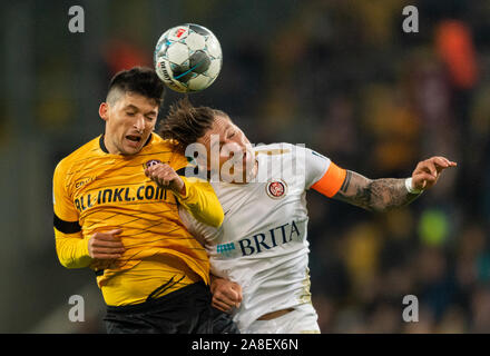 Dresden, Germania. 08 Nov, 2019. Calcio: Seconda Bundesliga, SG Dynamo Dresden - SV Wehen Wiesbaden, XIII GIORNATA in: Stadio Rudolf Harbig. Dinamo Jannis Nikolaou (l) contro Wiesbaden è Manuel Schäffler. Credito: Robert Michael/dpa-Zentralbild/dpa - NOTA IMPORTANTE: In conformità con i requisiti del DFL Deutsche Fußball Liga o la DFB Deutscher Fußball-Bund, è vietato utilizzare o hanno utilizzato fotografie scattate allo stadio e/o la partita in forma di sequenza di immagini e/o video-come sequenze di foto./dpa/Alamy Live News Foto Stock