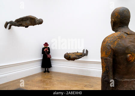 Visitatore esplorazione del catalogo nell'Orizzonte Perduto galleria all'Antony Gormley mostra al RA Royal Academy of Arts, 2019 Foto Stock