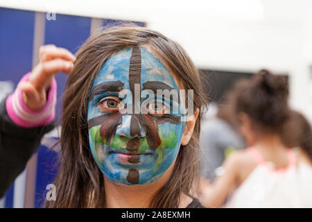 Umea, Norrland Svezia - 20 Maggio 2019: durante la celebrazione di Alidhem centro culturale, una ragazza ha fatto la sua propria pittura del viso Foto Stock