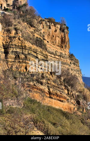 Scogliere arancione formata in stratificato subacquei di depositi di tufo. Bagnoregio, Italia Foto Stock