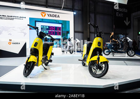 Il Fieramilano di Rho, Milano Italia - Novembre 07, 2019 EICMA Expo. Presentazione degli scooter elettrico modello V7 da Yadea Foto Stock