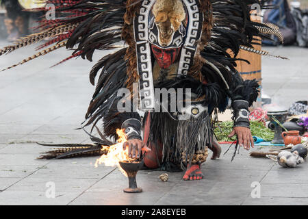 Città del Messico, Messico - 30 Aprile 2017: Aztec ballerini danzare in Piazza Zocalo. Foto Stock