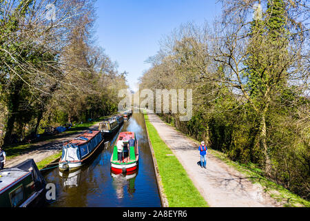 Antenna, vista aerea di strette barche, barche del canale voce giù per il famoso Acquedotto Pontcysyllte, Trevor bacino, Wrexham, Galles su una bella giornata Foto Stock