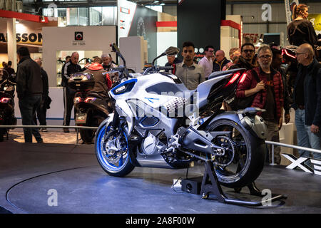 Il Fieramilano di Rho, Milano Italia - Novembre 07, 2019 EICMA Expo. Kymco svela la sua renovex ciclomotore elettrico modello ad EICMA 2019 Foto Stock