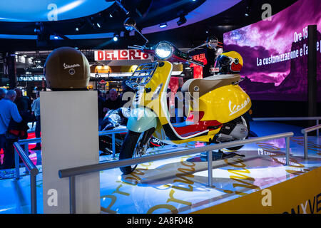 Il Fieramilano di Rho, Milano Italia - Novembre 07, 2019 EICMA Expo. Tradizionale di color giallo Vespa con la sua rispettiva casco in visualizzazione all'EICMA 2019 Foto Stock