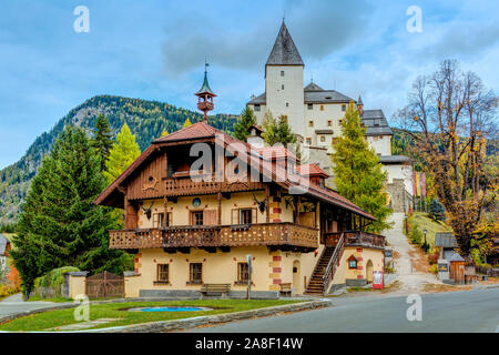 Un villaggio con il Castello Burgmauterndorf, Austria, l'Europa. Foto Stock