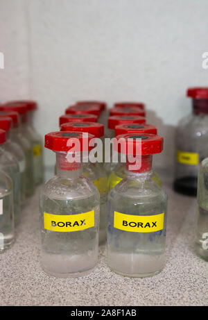 Soluzione di borace in flaconi contagocce in un deposito chimico nel Regno Unito Foto Stock