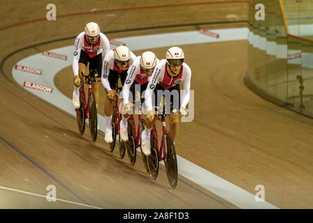 Glasgow, Regno Unito. 07 Nov, 2019. Thery Schir, Stefan Bissegger, Lukas Ruegg e Cyrille Thiery in azione durante gli uomini del team Pursuit il qualificatore alla vigilia del 2019-2020 Tissot UCI di ciclismo su pista di Coppa del Mondo a Sir Chris Hoy Velodrome in Glasgow. Credito: SOPA Immagini limitata/Alamy Live News Foto Stock