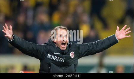 Dresden, Germania. 08 Nov, 2019. Calcio: Seconda Bundesliga, SG Dynamo Dresden - SV Wehen Wiesbaden, XIII GIORNATA in: Stadio Rudolf Harbig. Wiesbaden allenatore Rüdiger Rehm gesticulates sul lato linea. Credito: Robert Michael/dpa-Zentralbild/dpa - NOTA IMPORTANTE: In conformità con i requisiti del DFL Deutsche Fußball Liga o la DFB Deutscher Fußball-Bund, è vietato utilizzare o hanno utilizzato fotografie scattate allo stadio e/o la partita in forma di sequenza di immagini e/o video-come sequenze di foto./dpa/Alamy Live News Foto Stock