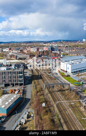 Vista aerea di Stoke on Trent stazione ferroviaria in un caldo giorno poco dopo una tempesta, di " commuters " sistema di trasporto per il nord ed il sud del midlands Foto Stock