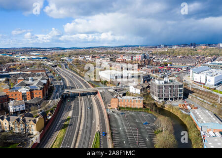 Vista aerea di Stoke on Trent stazione ferroviaria in un caldo giorno poco dopo una tempesta, di " commuters " sistema di trasporto per il nord ed il sud del midlands Foto Stock