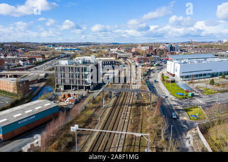 Vista aerea di Stoke on Trent stazione ferroviaria in un caldo giorno poco dopo una tempesta, di " commuters " sistema di trasporto per il nord ed il sud del midlands Foto Stock