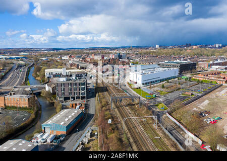 Vista aerea di Stoke on Trent stazione ferroviaria in un caldo giorno poco dopo una tempesta, di " commuters " sistema di trasporto per il nord ed il sud del midlands Foto Stock