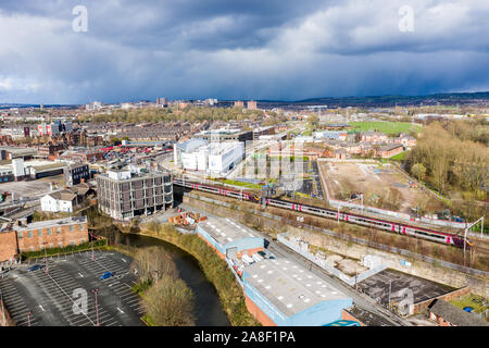 Vista aerea di Stoke on Trent stazione ferroviaria in un caldo giorno poco dopo una tempesta, di " commuters " sistema di trasporto per il nord ed il sud del midlands Foto Stock