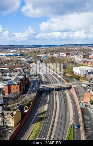 Vista aerea di Stoke on Trent stazione ferroviaria in un caldo giorno poco dopo una tempesta, di " commuters " sistema di trasporto per il nord ed il sud del midlands Foto Stock