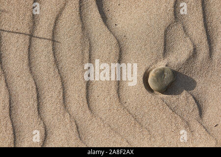 La consistenza della sabbia livellata dal vento con i ciottoli #8 Foto Stock