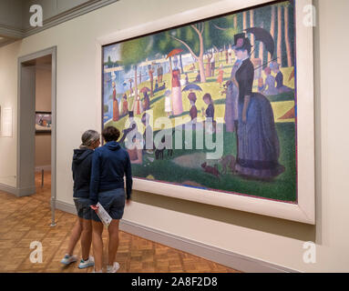 Due visitatori guardando il dipinto "Una domenica sul Grande Jatte" da Georges Seurat, Art Institute of Chicago, Chicago, Illinois, Stati Uniti d'America Foto Stock