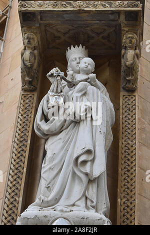 La statua della Madonna e il bambino al di fuori di una chiesa a La Valletta, Malta Foto Stock