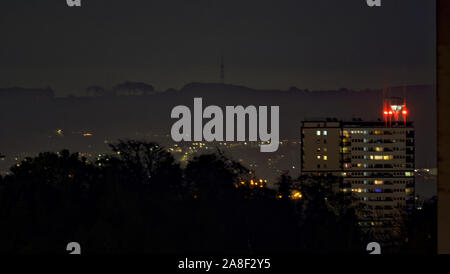 Glasgow, Scotland, Regno Unito 8 Novembre, 2019. La città era immerso nelle tenebre come parti di esso ha avuto un blackout codici postali interessati sono G41 e G43 ed è stato mostrato da 8 miglia di distanza. Gerard Ferry/ Alamy Live News Foto Stock