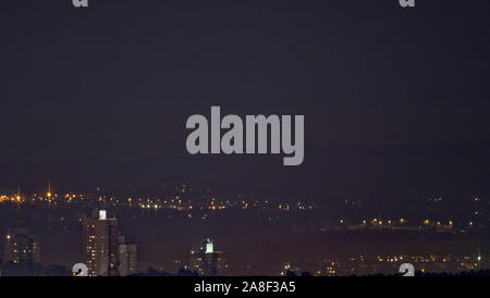 Glasgow, Scotland, Regno Unito 8 Novembre, 2019. La città era immerso nelle tenebre come parti di esso ha avuto un blackout codici postali interessati sono G41 e G43 ed è stato mostrato da 8 miglia di distanza. Gerard Ferry/ Alamy Live News Foto Stock