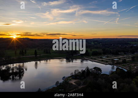 Bella vista aerea del Trentham Gardens Station wagon e il lago, in Trentham, Stoke on Trent, Staffordshire, visitatore attrazione, shopping village Foto Stock