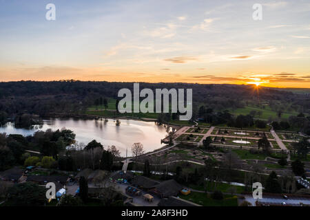 Bella vista aerea del Trentham Gardens Station wagon e il lago, in Trentham, Stoke on Trent, Staffordshire, visitatore attrazione, shopping village Foto Stock