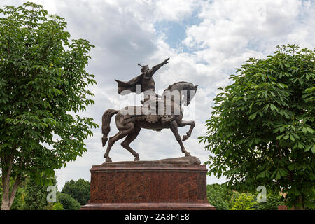 Statua di Amir Temur a cavallo in Piazza Indipendenza, Tashkent Foto Stock