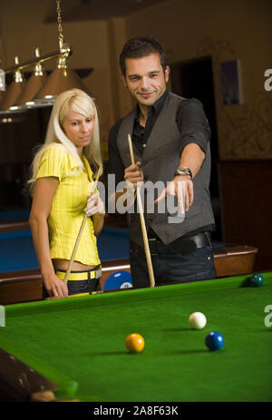 Paar spielt Spiel Billard, signor: Sì Foto Stock