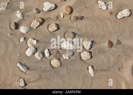 La consistenza della sabbia livellata dal vento con i ciottoli Foto Stock